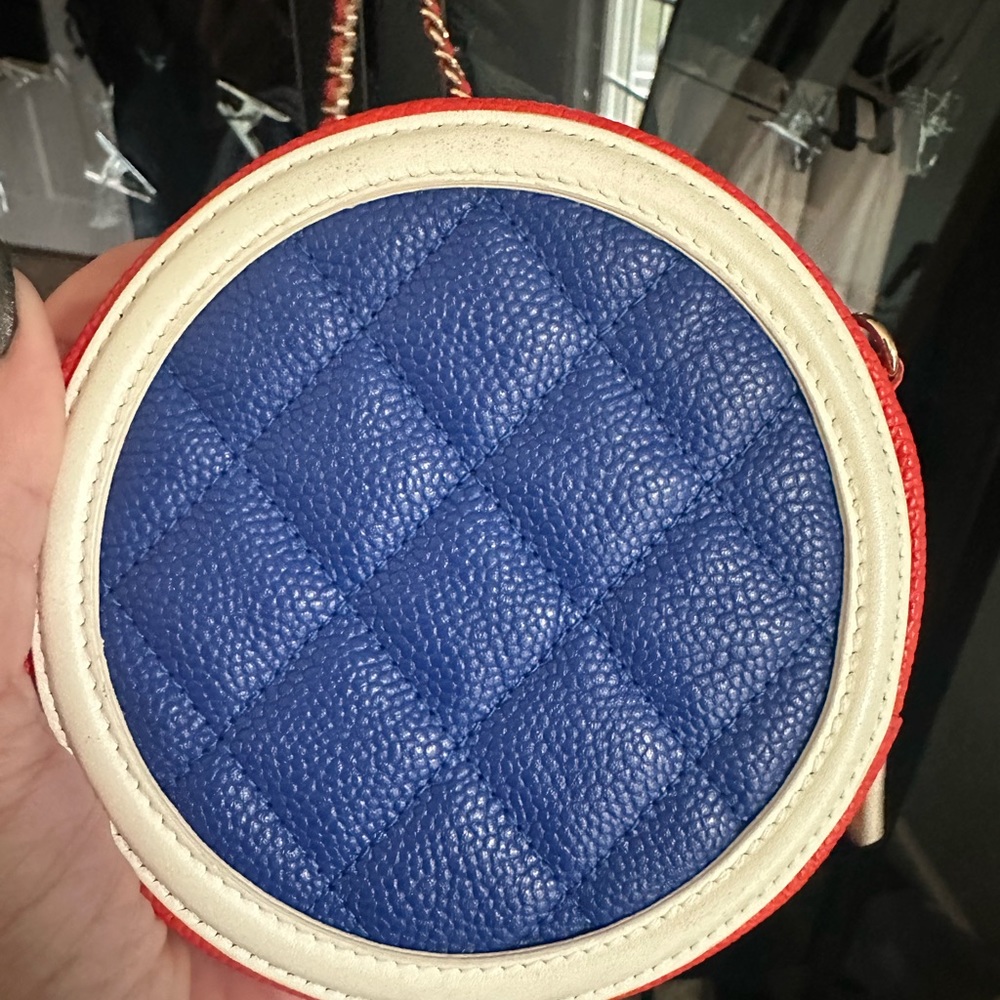 CHANEL Caviar Quilted Filigree cross body purse and dust bag. - Picture 7 of 8